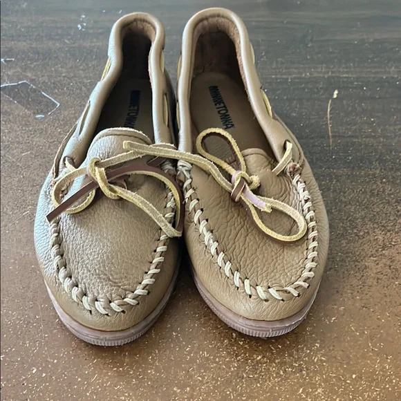 Cozy Classic! Minnetonka Moosehide Leather Moccasins - Women's size 9 - Picture 4 of 7